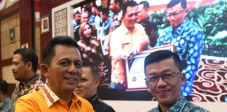 18 Badan Publik Terima Anugerah Keterbukaan Informasi Publik dari Komisi Informasi Kepri Gubernur Kepulauan Riau H. Ansar Ahmad yang menyerahkan langsung piagam penghargaan Anugerah Keterbukaan Informasi Publik Tahun 2023 di Aula Wan Seri Beni, Dompak, Tanjungpinang, Kamis (23/11) f,diskominfo Kepri