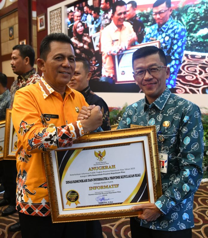 Gubernur Kepulauan Riau H. Ansar Ahmad yang menyerahkan langsung piagam penghargaan Anugerah Keterbukaan Informasi Publik Tahun 2023 di Aula Wan Seri Beni, Dompak, Tanjungpinang, Kamis (23/11) f,diskominfo Kepri