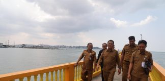 Menjelang Akhir Tahun, Gubernur Ansar Cek Proyek Infrastruktur di Tanjungpinang Gubernur Kepulauan Riau, H. Ansar Ahmad, didampingi oleh Tim Percepatan Pembangunan Provinsi Kepri yang dipimpin oleh Suyono Saeran dan Sekretaris Dinas PUPR Rodi Yantari, melaksanakan peninjauan langsung terhadap sejumlah proyek infrastruktur fisik dan jalan di Tanjungpinang, Senin (13/11) f,Diskominfo Kepri