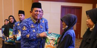 123 Warga Tanjungpinang dan Bintan Terima Rp5 Juta Bantuan Bantuan Sosial UEP dan Beras Gubernur Kepulauan Riau Ansar Ahmad menyerahkan Bantuan Sosial Usaha Ekonomi Produktif (UEP) dan Bantuan Kesejahteraan Sosial Beras kepada masyarakat di Aula Wan Seri Beni, Dompak, Tanjungpinang, Rabu (29/11) f,diskominfo Kepri