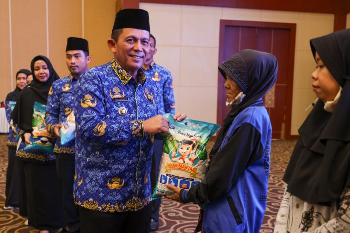 Gubernur Kepulauan Riau Ansar Ahmad menyerahkan Bantuan Sosial Usaha Ekonomi Produktif (UEP) dan Bantuan Kesejahteraan Sosial Beras kepada masyarakat di Aula Wan Seri Beni, Dompak, Tanjungpinang, Rabu (29/11) f,diskominfo Kepri