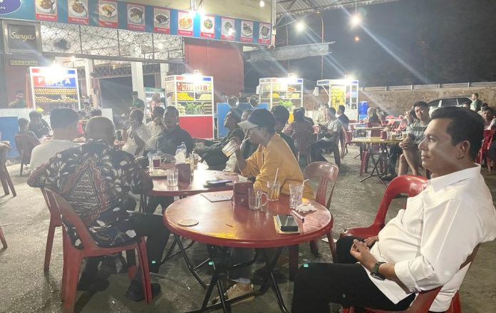Gubernur Kepulauan Riau H. Ansar Ahmad. Gubernur Ansar terlihat serius menonton laga perdana Piala Dunia U-17 di Kedai Kopi Aceh 99 Terowongan, Sei Panas, Kota Batam, Jumat (10/11) f,Diskominfo Kepri