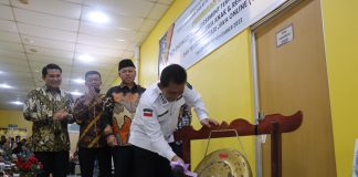 Mengembalikan Harapan dan Merawat Jiwa: RSJKO Engku Haji Daud Resmikan Layanan Kesehatan Jiwa yang Mewakili Kasih dan Perhatian Rumah Sakit Jiwa dan Ketergantungan Obat (RSJKO) Engku Haji Daud meluncurkan tiga layanan baru yang bertujuan untuk meningkatkan kualitas kesehatan masyarakat, khususnya di bidang kesehatan jiwa. Gubernur Kepri melakukan pemukulan gong meresmikan peluncuran tersebut f,diskominfo Kepri