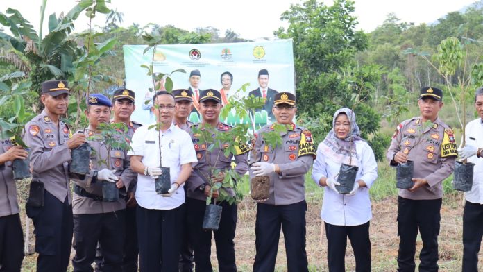 Polres Bintan melakukan penanaman bibit pohon buah di lingkungan Polres Bintan, Rabu (15/11) f,Polres Bintan