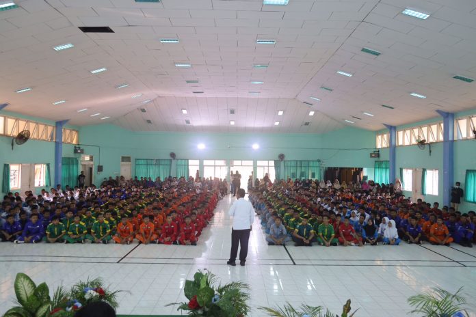 Gubernur Ansar Ahmad berkunjung ke SMKN 3 dan SMKN 4 Tanjungpinang, Kamis (02/11) f,diskominfo Kepri