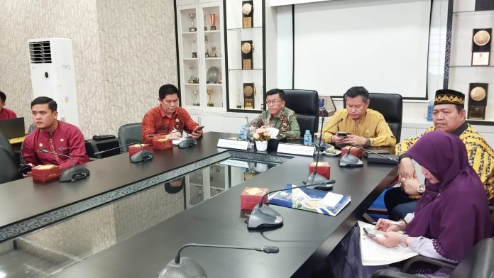 Setelah mengikuti rapat koordinasi (rakor) pengarahan Menteri Dalam Negeri, Tito Karnavian, secara daring, dari ruang rapat Engku Puteri Raja Hamidah, kantor Wali Kota Tanjungpinang, Jumat (17/11/2023), Hasan meminta, sosialisasi harus sudah diperkenalkan kepada seluruh ASN pemko, dalam kegiatan apel pagi, mulai Senin mendatang f,Pemko Tanjungpinang