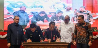 APPBD Kepri 2024 Ditetapkan Rp4,329 Triliun Penetapan APBD Kepri 2024 melakukan tandatangan persetujuan bersama antara Gubernur Kepri Ansar Ahmad dan Pimpinan DPRD Kepri, Kamis (16/11) f,Diskominfo Kepri