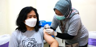 Gratis, Tenaga Medis dan Tenaga Kesehatan Prioritas Penerima Imunisasi Hepatisis B Pemerintah Indonesia telah meluncurkan program Imunisasi Hepatitis B yang diberikan secara gratis kepada tenaga medis (named) dan tenaga kesehatan (nakes) mulai hari ini, Rabu (8/11) f,kemkes