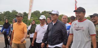 Rayakan HUT 52 KORPRI, Ansar Ikuti Jalan Santai dan Tanam Pohon Gubenur Kepri Ansar Ahmad bersama Sekdaprov Adi Prihantara, para Kepala OPD, dan Pegawai di Lingkungan Pemprov Kepri melakukan jalan santai dari portal masuk perkantoran Pemprov Kepri sampai ke Stadion Gelora Sri Tri Buana, Kamis (23/11) f,diskominfo Kepri