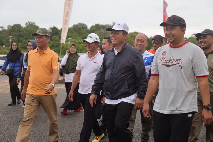 Gubenur Kepri Ansar Ahmad bersama Sekdaprov Adi Prihantara, para Kepala OPD, dan Pegawai di Lingkungan Pemprov Kepri melakukan jalan santai dari portal masuk perkantoran Pemprov Kepri sampai ke Stadion Gelora Sri Tri Buana, Kamis (23/11) f,diskominfo Kepri