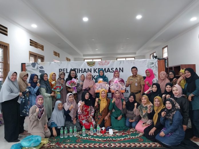 Dinas Pemberdayaan Perempuan, Perlundungan Anak, dan Pemberdayaan Masyarakat (DP3APM) Kota Tanjungpinang memberikan pelatihan untuk 75 orang perempuan rentan dan miskin dari 18 kelurahan se- kota Tanjungpinang f,Pemko Tanjungpinang