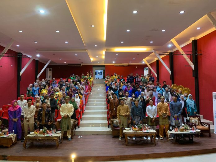 Asisten I  Pemerintahan dan Kesejahteraan Rakyat Pemerintah Kota Tanjungpinang Muhammad Yatim menghadiri malam puncak peringatan Hari Ulang Tahun ke-11 Himpunan Mahasiswa Kundur (HIMK) Tanjungpinang-Bintan di Gedung Kesenian Aisyah Sulaiman, Jumat (18/11) malam f,Pemko Tanjungpinang