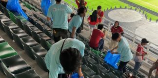 Suporter Indonesia Gelar Kampanye Lingkungan #DatangBersihPulangBersih di Piala Dunia U-17 2023 Kegiatan bersih-bersih stadion setelah laga pembukaan Piala Dunia U-17 antara Indonesia dan Ekuador di Stadion Gelora Bung Tomo Surabaya Jumat (10/11) f,pssi