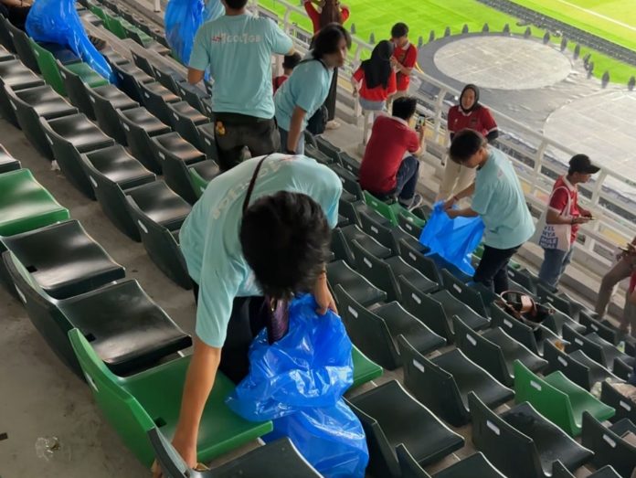Kegiatan bersih-bersih stadion setelah laga pembukaan Piala Dunia U-17 antara Indonesia dan Ekuador di Stadion Gelora Bung Tomo Surabaya Jumat (10/11) f,pssi