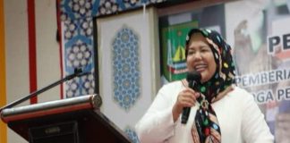 Marlin Tiba-tiba Dipeluk Bocil Gemoy saat Beri Sambutan di Atas Panggung Seorang anak kecil memeluk Wakil Gubernur Kepri, Marlin saat memberi sambutan di Food Court Pasific, Jodoh, Selasa (21/11) f, Pemko Batam