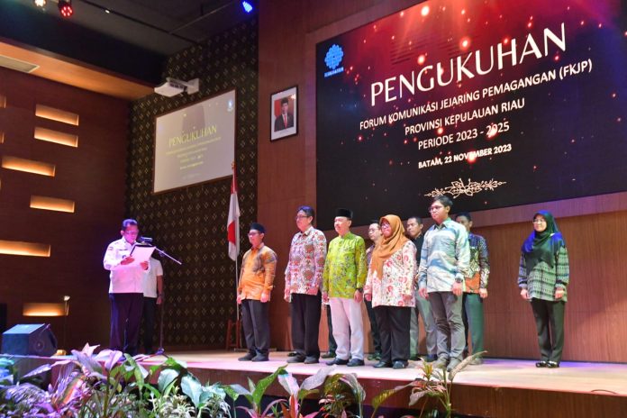 Gubernur Kepulauan Riau Ansar Ahmad mengukuhkan pengurus Forum Komunikasi Jejaring Pemagangan (FKJP) Provinsi Kepri Masa Bakti Tahun 2023-2025 di Hotel Aston Pelita, Kota Batam, Rabu (22/11) f,diskominfo Kepri