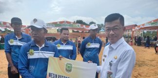 Salurkan Alat Kebersihan, Pj. Wako Hasan: Biar Semangat Goronya Penjabat (Pj.) Wali Kota, Hasan, menyalurkan bantuan alat-alat kebersihan secara simbolis untuk 673 RT RW kota Tanjungpinang di Jalan Sabang, Kampung Sidomulyo, Kelurahan Batu IX, f, Pemko Tanjungpinang