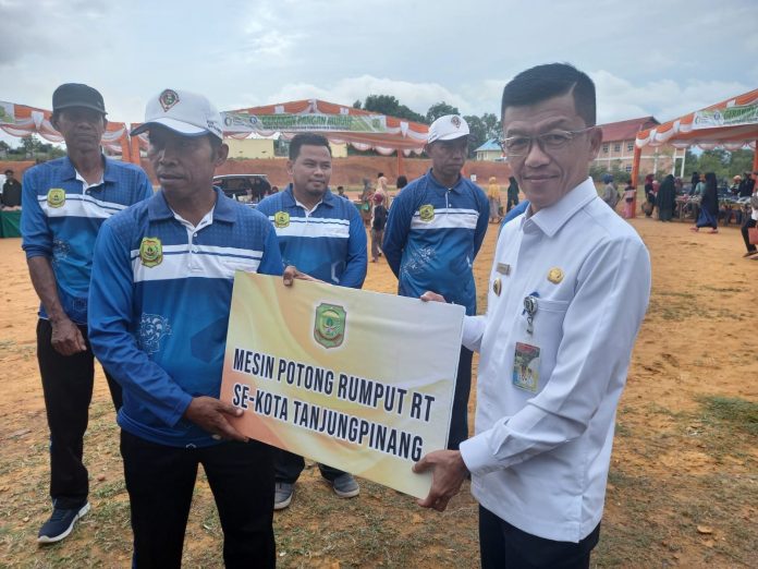 Penjabat (Pj.) Wali Kota, Hasan, menyalurkan bantuan alat-alat kebersihan secara simbolis untuk 673 RT RW kota Tanjungpinang di Jalan Sabang, Kampung Sidomulyo, Kelurahan Batu IX, f, Pemko Tanjungpinang