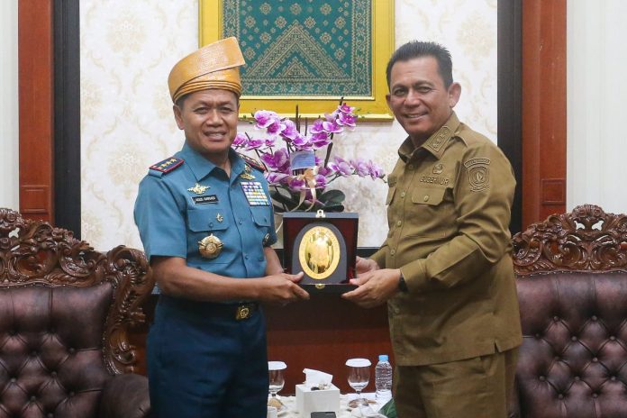 Gubernur Kepulauan Riau Ansar Ahmad bersilaturahmi dengan Panglima Komando Gabungan Wilayah Pertahanan (Pangkogabwilhan) I, Laksamana Madya TNI Agus Hariadi di Gedung Daerah Provinsi Kepri, Senin (27/11) f, diskominfo Kepri