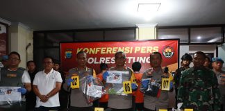 Situasi Bitung Sudah Kondusif, Polda Sulut Tahan 7 Tersangka Bentrok di Bitung Polda Sulawesi Utara (Sulut) menetapkan dan menahan tujuh orang tersangka dalam kasus bentrok di Bitung. Ketujuh orang tersebut berasal dari dua ormas yang terlibat dalam bentrok, f, humas Polri