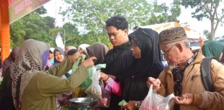 Harga Cabai Merah Lebih Murah Rp20 Ribu, Warga Langsung Borong Cabai Merah di Pasar Murah Masyarakat sekitar lapangan Abdul Madjid Kelurahan Batu IX, memborong berbagai bahan kebutuhan pokok dan produk pertanian yang dijual pada Gerakan Pasar Murah (GPM) yang dilaksanakan Dinas Pertanian Pangan dan Perikanan (DP3) Kota Tanjungpinang, Rabu (22/11) f,Pemko Tanjungpinang