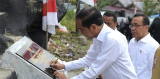 Presiden Jokowi Tandatangani Tugu Pancasila Kampung Tanama, di Papua Barat Presiden Jokowi menandatangani Tugu Pancasila Kampung Tanama, Kabupaten Fakfak, Papua Barat, Jumat (24/11/2023). (Foto: BPMI Setpres)
