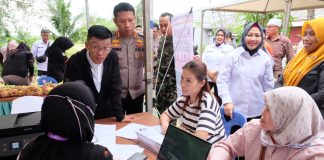 Dinas Perdagangan dan Perindustrian Tanjungpinang Fasilitasi Pendaftaran NIB dan Sertifikat Halal Dinas Perdagangan dan Perindustrian (Disdagin) Kota Tanjungpinang memfasilitasi pendaftaran Nomor Induk Berusaha (NIB) dan sertifikat halal bagi Industri Kecil Menengah (IKM) saat menggelar Operasi Pasar Murah di Gedung Tanjak, Kelurahan Tanjung Unggat, Kecamatan Bukit Bestari, Sabtu (25/11) f,Pemko Tanjungpinang