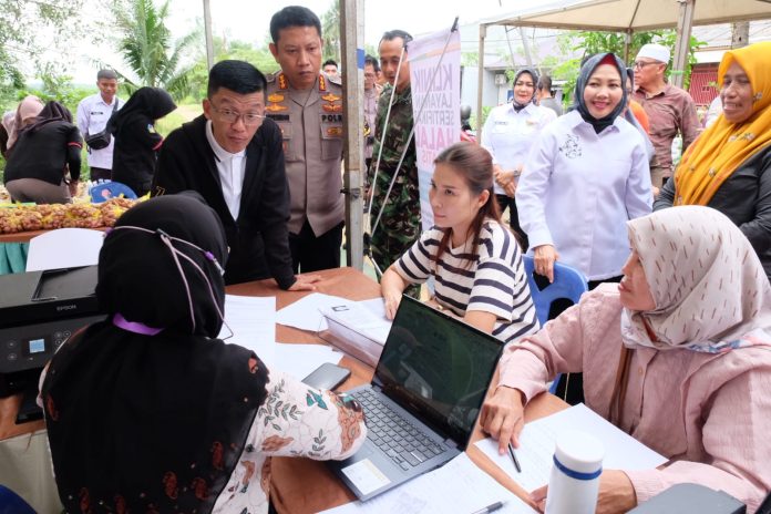 Dinas Perdagangan dan Perindustrian (Disdagin) Kota Tanjungpinang memfasilitasi pendaftaran Nomor Induk Berusaha (NIB) dan sertifikat halal bagi Industri Kecil Menengah (IKM) saat menggelar Operasi Pasar Murah di Gedung Tanjak, Kelurahan Tanjung Unggat, Kecamatan Bukit Bestari, Sabtu (25/11) f,Pemko Tanjungpinang