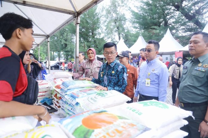 Pj Wali Kota Tanjungpinang, Hasan saat meninjau pasar murah di Halaman Mal Pelayanan Publik, Kamis (30/11) f,Pemko Tanjungpinang