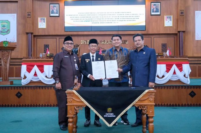 Rancangan Peraturan Daerah (Ranperda) tentang Pajak dan Retribusi Daerah disahkan menjadi Peraturan Daerah (Perda) dalam rapat paripurna yang digelar Dewan Perwakilan Rakyat Daerah (DPRD) Kota Tanjungpinang, Senin (27/11) f,Pemko Tanjungpinang