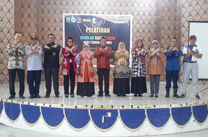 Dinas Pemberdayaan Perempuan, Perlindungan Anak dan Pemberdayaan Masyarakat (DP3APM) Kota Tanjungpinang berikan pelatihan kepada kepala sekolah di Aula SMP Negeri 4 Tanjungpinang, Kamis (30/11) f,Pemko Tanjungpinang