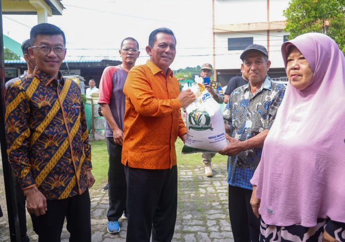 Gubernur Kepulauan Riau Ansar Ahmad menyerahkan bantuan Cadangan Beras Pemerintah (CBP) Tahap II Termin 3 Tahun 2023, Sabtu (4/11) f,diskominfo Kepri