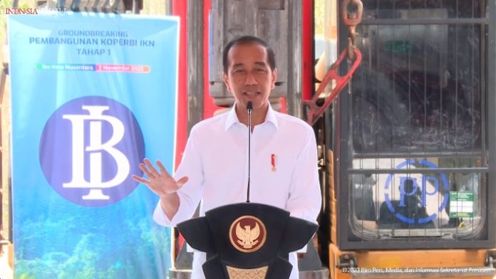 Presiden Jokowi melakukan peletakan batu pertama komplek perkantoran BI, di IKN, Penajam Paser Utara, Kaltim, Kamis (02/11) f,setkab
