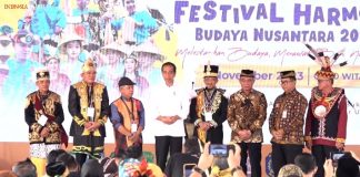 Presiden Jokowi Tegaskan Pembangunan Infrastruktur IKN Harus Diimbangi Dengan Pelestarian Budaya Presiden Jokowi saat menghadiri Festival Harmoni Budaya Nusantara di Lapangan Taruna, Sepaku, Kabupaten Penajam Paser Utara, Kalimantan Timur, Jumat (3/11/2023) pagi. f,setkab