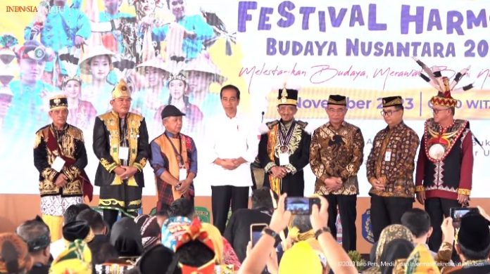 Presiden Jokowi saat menghadiri Festival Harmoni Budaya Nusantara di Lapangan Taruna, Sepaku, Kabupaten Penajam Paser Utara, Kalimantan Timur, Jumat (3/11/2023) pagi. f,setkab