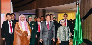 Presiden Jokowi Tiba di Riyadh untuk Hadiri KTT Luar Biasa OKI Presiden Jokowi tiba di Riyadh, Arab Saudi, untuk mengikuti KTT OKI, Sabtu (11/11/2023), pagi. (Foto: BPMI Setpres)