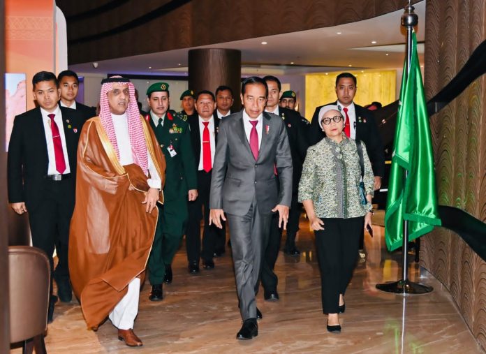 Presiden Jokowi tiba di Riyadh, Arab Saudi, untuk mengikuti KTT OKI, Sabtu (11/11/2023), pagi. (Foto: BPMI Setpres)
