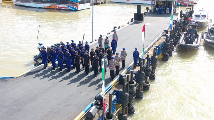 Polda Kepri menggelar upacara tabur bunga di Dermaga Ditpolairud Polda Kepulauan Riau, Kamis (23/11) f,Polda Kepri