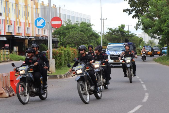 Tim satuan tugas Operasi Preventif Polresta Tanjungpinang melaksanakan patroli gabungan untuk menciptakan kondisi Kamtibmas yang kondusif menjelang pelaksanaan Pemilu serentak 2024 f,Polresta Tanjungpinang