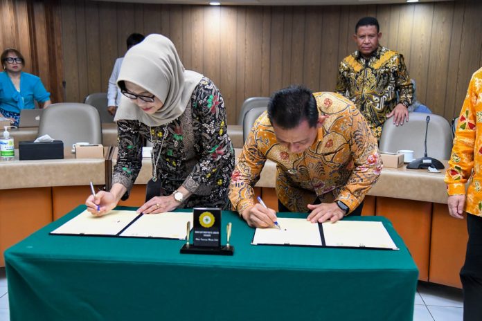 Penandatanganan Kesepakatan Bersama dilakukan oleh Gubernur Kepulauan Riau, Ansar Ahmad, atas nama Pemerintah Provinsi Kepri, dan Eniarti, Direktur Utama RSUP Dr. Sardjito, di Gedung Administrasi Utama RSUP Dr. Sardjito, Yogyakarta, pada Rabu (15/11) f,Diskominfo Kepri