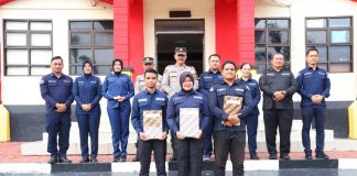 Polda Kepulauan Riau Memberikan Penghargaan kepada Personil Bidang Humas yang Berprestasi Tiga personil Bidang Humas Polda Kepulauan Riau menerima penghargaan atas prestasi yang mereka torehkan. Penghargaan diberikan Kepala Bidang Hubungan Masyarakat Polda Kepulauan Riau, Kombes. Pol. Zahwani Pandra Arsyad di Lapangan Apel Bidhumas Polda Kepulauan Riau, Rabu (8/11) f,Polda Kepri