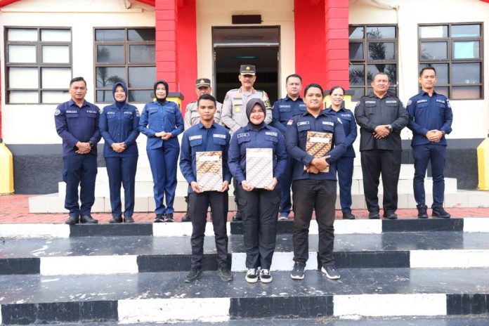 Tiga personil Bidang Humas Polda Kepulauan Riau menerima penghargaan atas prestasi yang mereka torehkan. Penghargaan diberikan Kepala Bidang Hubungan Masyarakat Polda Kepulauan Riau, Kombes. Pol. Zahwani Pandra Arsyad di Lapangan Apel Bidhumas Polda Kepulauan Riau, Rabu (8/11) f,Polda Kepri