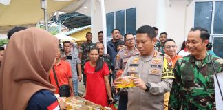 Kapolresta Tanjungpinang Sosialisasikan Pemilu Disela-sela Mengunjungi Bajar Pasar Murah Kapolresta Tanjungpinang Kombes Pol. H. Ompusunggu, menggunakan kesempatan mengunjungi bajar untuk melakukan sosialisasi pengamanan pemilu, Sabtu (25/11) f,Polresta Tanjungpinang