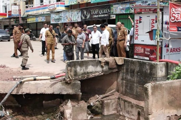 Wali Kota Batam, H Muhammad Rudi (HMR), turun langsung ke lapangan untuk meninjau proyek pemasangan box culvert di samping Komplek Sekolah Hidayatullah, Batuaji, Selasa (7/11) f,Pemko Batam
