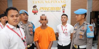 Sat Reskrim Polresta Tanjungpinang Mengungkap Kasus Pembunuhan Akibat Cekcok Tarif PSK Sesama Jenis Sat Reskrim Polresta Tanjungpinang berhasil menangkap pelaku kasus pembunuhan yang terjadi di Taman depan Kantor Pelayanan Pajak Pratama, Jl. Diponegoro, Kelurahan Tanjungpinang Kota, Selasa (31/10) f, Polresta Tanjungpinang