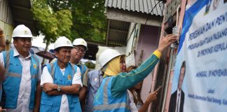 PLN Bantu Pasang Baru Listrik, 2300 Rumah Tangga di Kepri Dapat Penerangan Gratis Ketua TP-PKK Provinsi Kepulauan Riau Hj. Dewi Kumalasari Ansar bersama Bupati Kabupaten Bintan Roby Kurniawanmeresmikan serta penyalaan pertama terhadap masyarakat penerima manfaat Bantuan Pasang Baru Listrik (BPBL) di Desa Panglong, Minggu (19/11) f,diskominfo Kepri