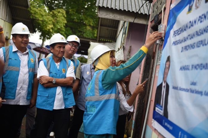 Ketua TP-PKK Provinsi Kepulauan Riau Hj. Dewi Kumalasari Ansar bersama Bupati Kabupaten Bintan Roby Kurniawanmeresmikan serta penyalaan pertama terhadap masyarakat penerima manfaat Bantuan Pasang Baru Listrik (BPBL) di Desa Panglong, Minggu (19/11) f,diskominfo Kepri