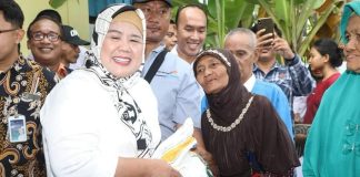 Penyaluran Bantuan Pangan di Kota Batam: Rudi dan Marlin Beri Kesan Sejuk Wali Kota Batam H Muhammad Rudi (HMR) dan Wakil Gubernur Kepulauan Riau Hj Marlin Agustina, bekerja sama dalam penyaluran bantuan pangan cadangan beras pemerintah (CBP) kepada masyarakat Kota Batam pada Kamis (9/11/2023) f,Pemko Batam