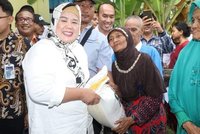 Wali Kota Batam H Muhammad Rudi (HMR) dan Wakil Gubernur Kepulauan Riau Hj Marlin Agustina, bekerja sama dalam penyaluran bantuan pangan cadangan beras pemerintah (CBP) kepada masyarakat Kota Batam pada Kamis (9/11/2023) f,Pemko Batam