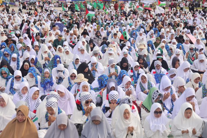 Ribuan masyarakat Tanjungpinang menghadiri doa dan sholawat bersama dalam rangka solidaritas rakyat Indonesia kepada Bangsa Palestina dalam aksi damai di Pelataran Tugu Sirih, Tanjungpinang, Minggu (19/11) pagi f,diskominfo Kepri